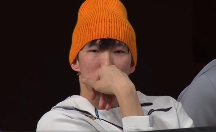 求同款小粉帽！周琦打趣自己戴小黄帽：打球要学杜兰特，装备也要学！