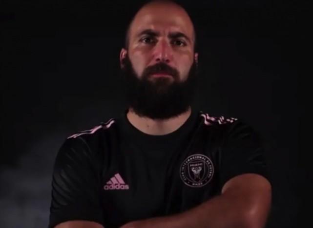 33岁伊瓜因新造型引热议：秃头+大胡子！身材严重发胖，半年仅进1球