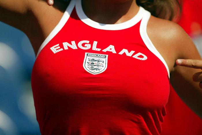 足球流氓！欧洲杯英伦德比战平，两万苏格兰球迷叫嚣打败英格兰