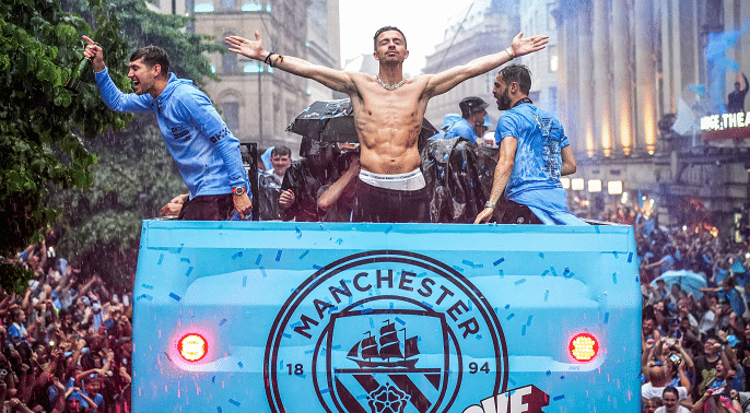 曼城三冠王游行！格拉利什抢镜，哈兰德放飞自我，瓜帅高举奖杯