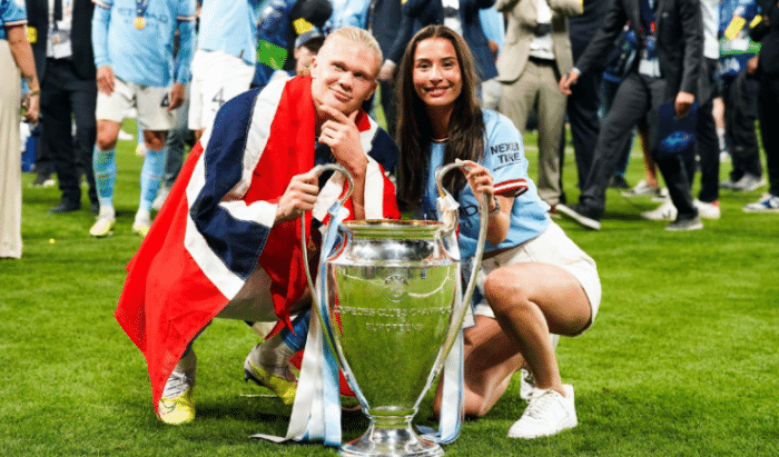 曼城太太团庆祝！罗德里撒狗粮，哈兰德娇羞，现场拥吻不断