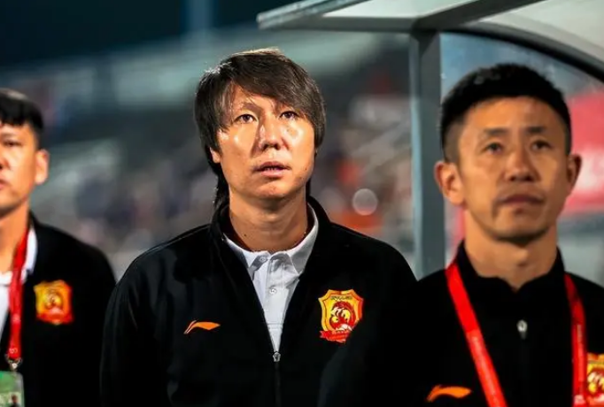 惊险！李铁爱将曾为河北男足核心，遭经纪人骗3000万后跳楼轻生幸被救