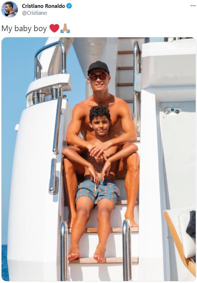 身材一样好！C罗晒与迷你罗合照：我的宝贝儿子