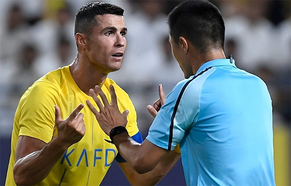 冲上热搜！C罗怒喷傅明，外国球迷纷纷声讨，中国足球口碑暴跌