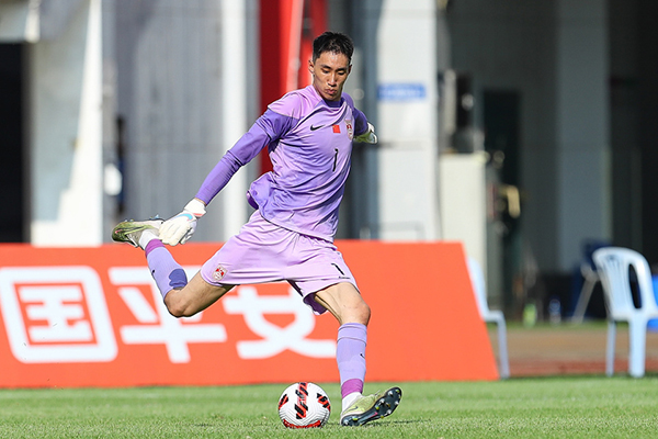 泰山新门神崛起？5神扑惊艳全场，曾国奥客串中锋，王大雷压力大