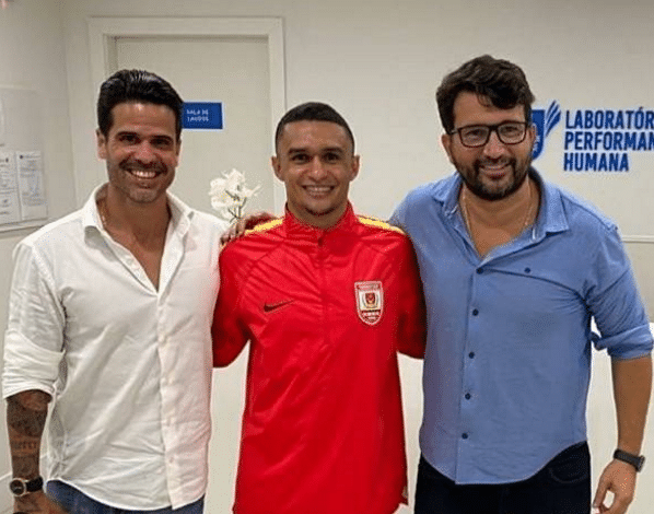 重磅！前中超冠军签下24球射手，已公开亮相，金靴新援也确认加盟