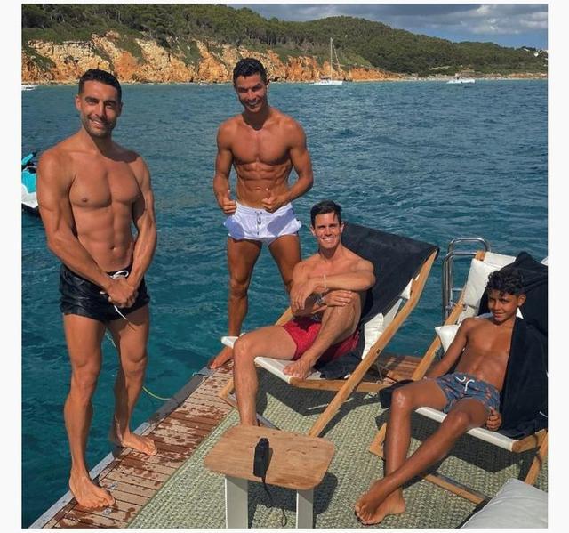 自律狂人！度假的C罗海边秀出完美肌肉
