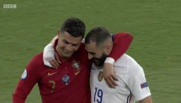 皇马球迷看哭！C罗与本泽马&姆巴佩互换球衣