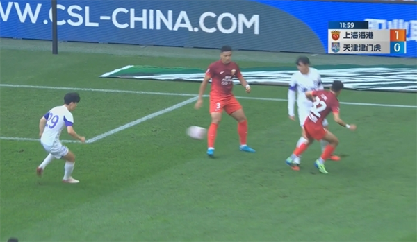 争冠战海港逃过点球争议？傅明判罚遭质疑，或改变争冠局势