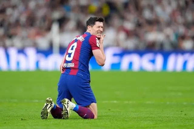 莱万谈加盟费内巴切传言：没这回事，我一概不知