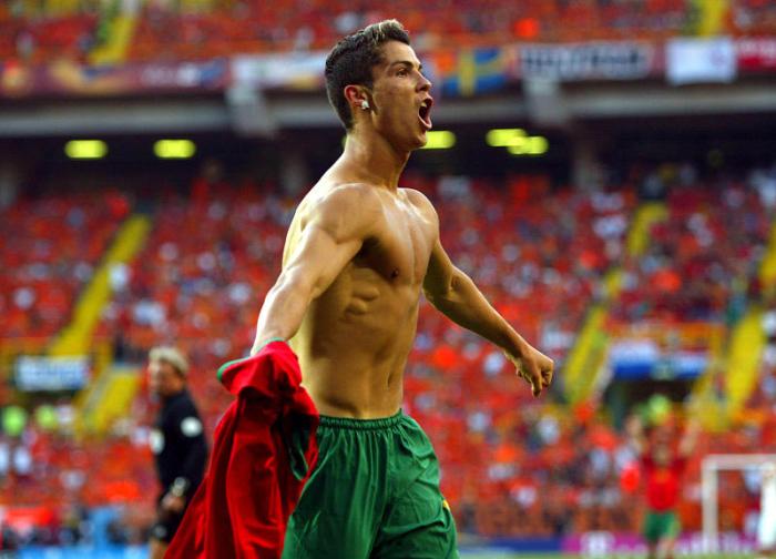 正名！把球衣丢给粉丝都不给他，C罗回击质疑秀出不喝可乐的身材