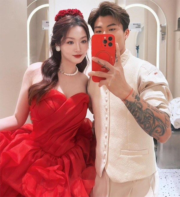 国足之星24岁啦！娇妻红裙相伴庆生，甜蜜自拍纹身超吸睛