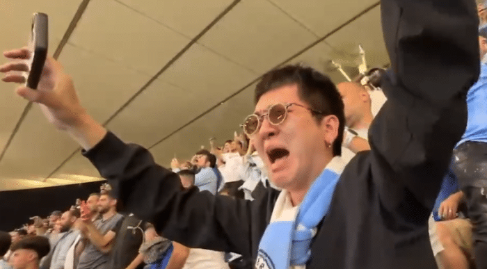 泪洒现场！曼城欧冠捧杯，中国歌手激动到失声，与刘语熙拥抱