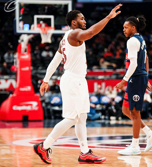 末节狂轰45分逆转!米切尔48分封神 骑士13连胜<a href=/lanqiugaoqing/wizards/ target=_blank class=infotextkey>奇才</a>