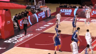 王少杰太强了！将老队长直接顶出边线，双手暴扣肆虐篮筐