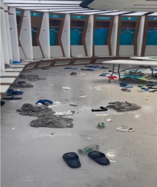 素质差？英媒晒意大利更衣室：一片狼藉垃圾遍地