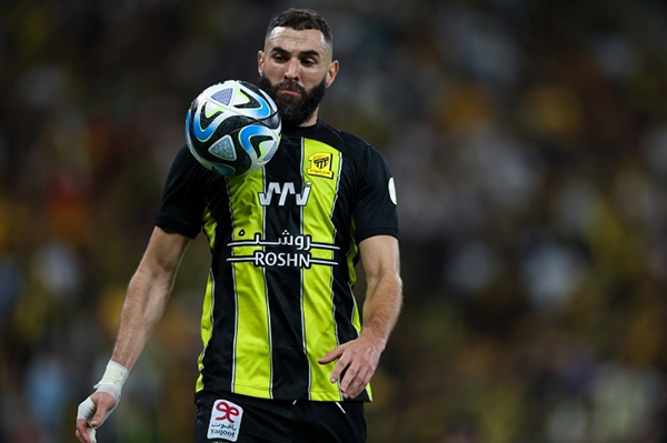 本泽马考虑赛季后挂靴：告别沙特高薪诱惑，皇马大使角色成其新归宿？