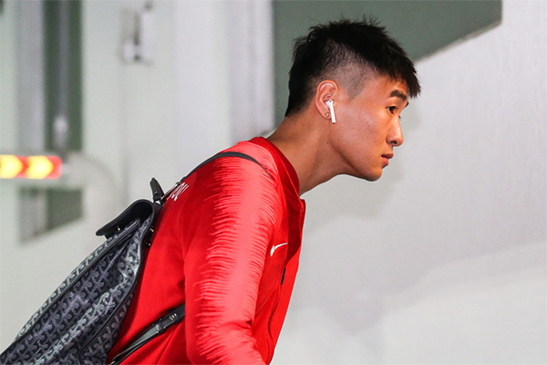 广州队解散余波：韦世豪遭骂上热搜，欠薪成 “死局”？