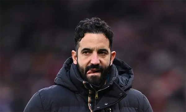 炸裂！6轮仅1胜致曼联主帅阿莫林暴怒，砸坏电视踢翻桌椅，狂喷球员