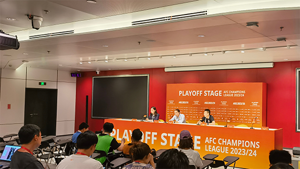 复仇成功！记者现场怒怼哈维尔，恩怨局：曾被海港主帅驱逐