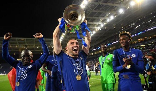 切尔西藏一人生赢家！出场10分钟拿4个欧冠，赛后淡定将脚搭在奖杯上