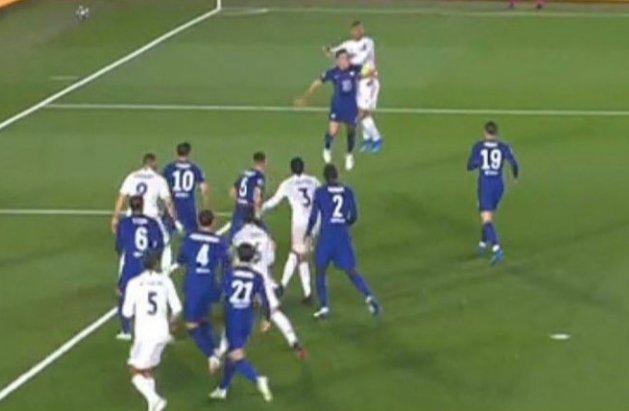 欧冠又现争议？本泽马扳平球疑犯规！巴萨喉舌质疑：欧足联仍在帮皇马