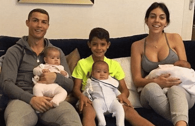 一家子好身材，C罗露腹肌，乔治娜好身材抢镜，迷你罗竟有腹肌