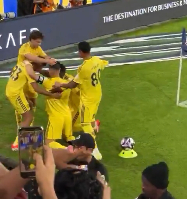 绝杀瞬间！<a href=/qiuxingxinxi/zuqiugaoqing/122.html target=_blank class=infotextkey>菲利克斯</a>给C罗戴上“胜利信物”，C罗跳舞回应嗨爆！