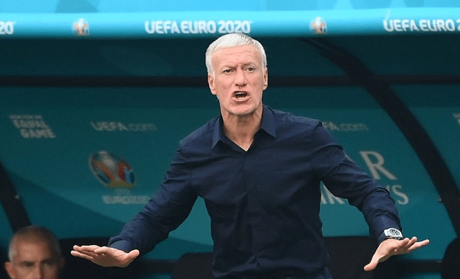 社死！德尚把自己锁在露天看台，疯狂呼救+指挥路人寻求帮助