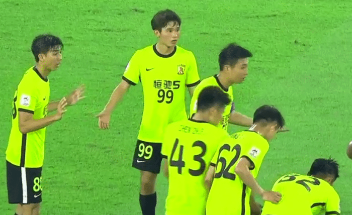 超级失误0-7，0-5!，脚踢对手头部，中超双雄惨败