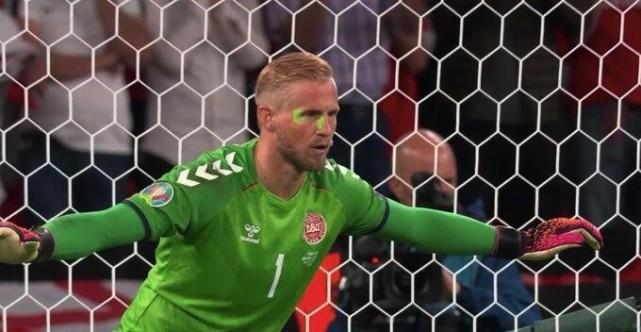 丑陋！英格兰球迷用激光笔干扰丹麦门神扑点，名宿：该终生禁止观赛