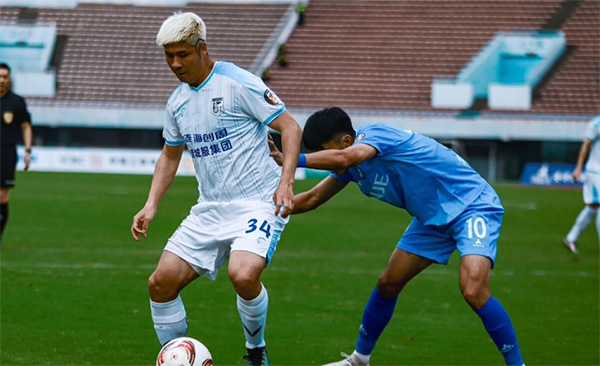 前国脚争议不断，辱骂死忠后年龄问题再引质疑