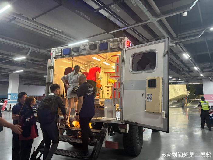 武磊意外伤退引关注，家人陪伴紧急送医