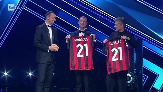 这……伊布送米兰球衣给主持, 二人均是国米球迷