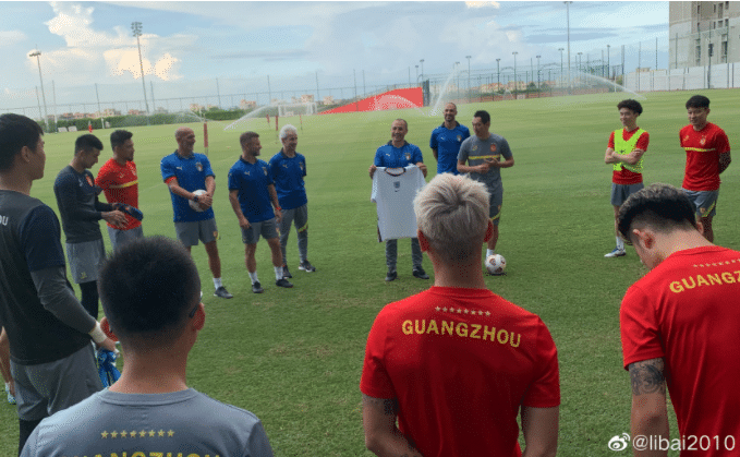 卡纳瓦罗赛前穿英格兰球衣，夺冠后换回意大利球衣