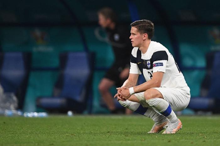 有眼福！黑色内衣女子闯入欧洲杯，比利时球员驻足保安紧紧抱住