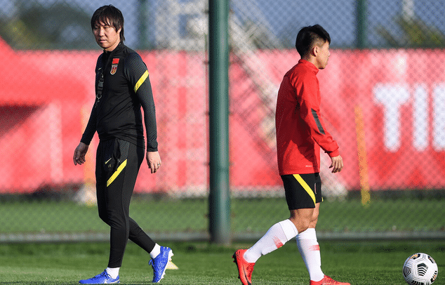 FIFA设卡！国足4队长+6归化冲世界杯，高拉特领衔4大刚需一个不来