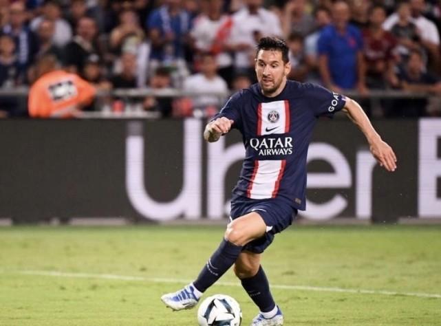 获9.8分！35岁梅西险些双帽，当选欧冠官方MVP，31场不败平生涯纪录